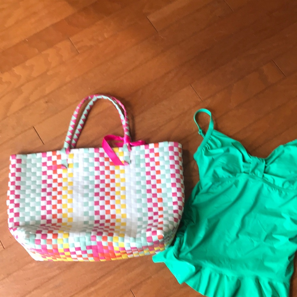 New w/o tags lands end swimtop with underwire.